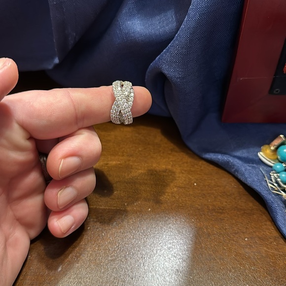 Gorgeous women’s banded diamond style ring - Picture 3 of 4